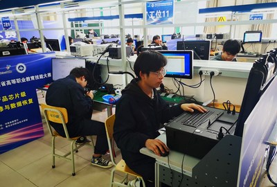 河南20所高校賽閃耀技術新星 信息工程學院在“電子產品芯片級維修與數據恢復”大賽中勇奪一等獎